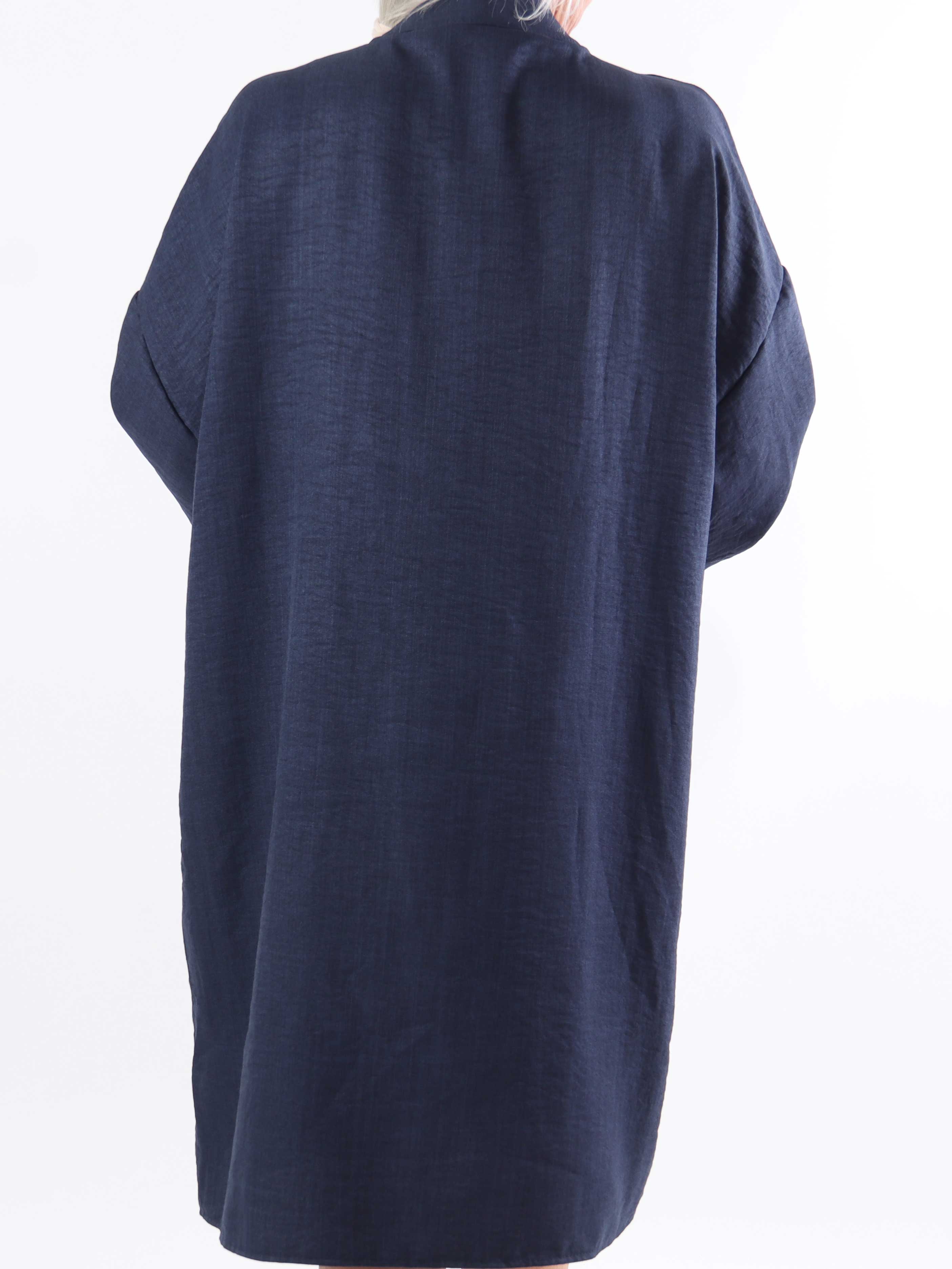 Cassia Plain - Plus size tunikakjole med flæser ved brystet